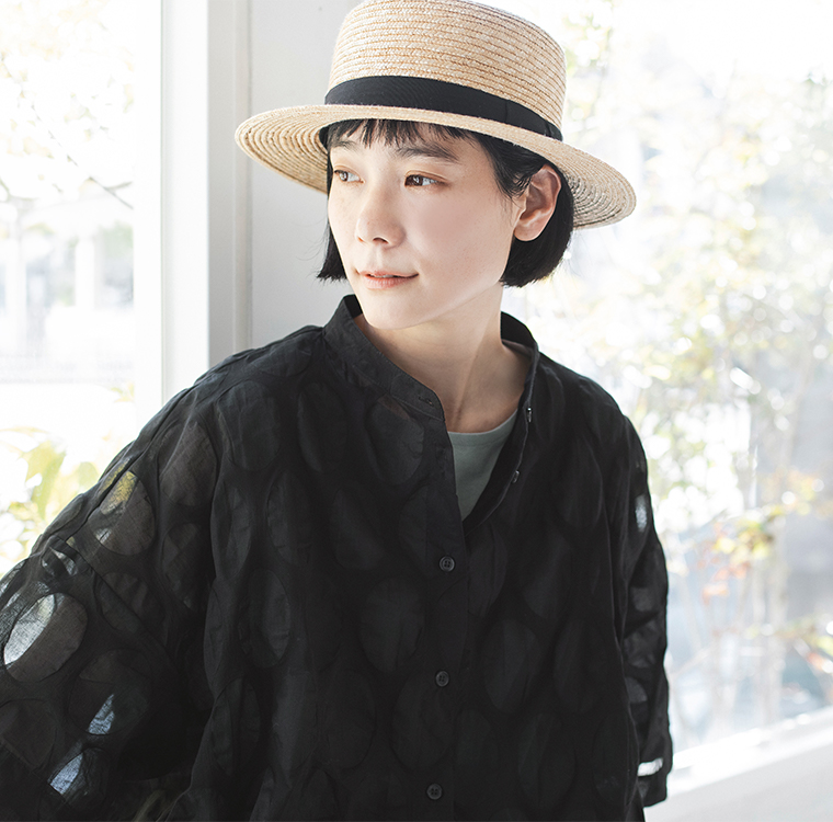 ブラックのシアーシャツを着た人物の上半身カット（首元にそっと抜け感を添えるバンドカラー）