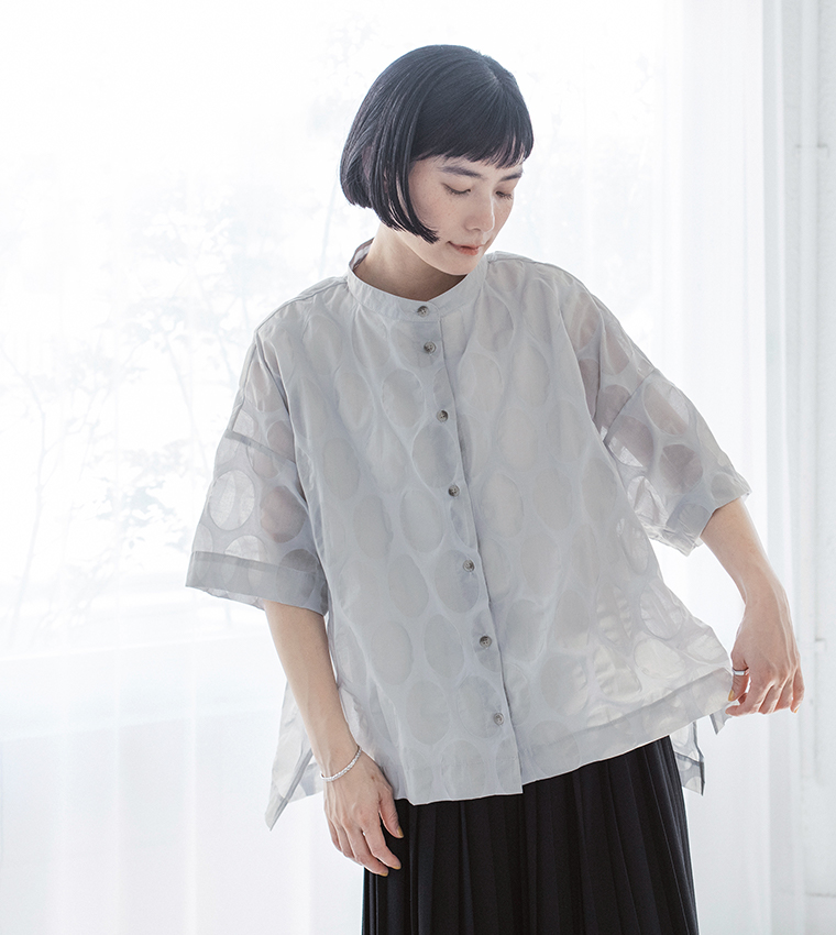 ライトグレーのシアーシャツを着た人物の上半身カット（長めの袖が腕まわりをさりげなくカバー）