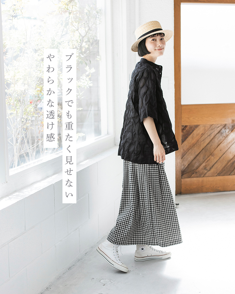 ブラックのシアーシャツにチェック柄ワイドパンツを合わせたコーディネート画像（ブラックでも重たく見せないやわらかな透け感）
