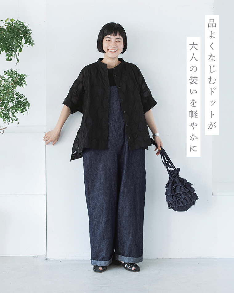 ブラックのシアーシャツにサロペットを合わせた人物のコーディネート画像（品よくなじむドットが大人の装いを軽やかに）