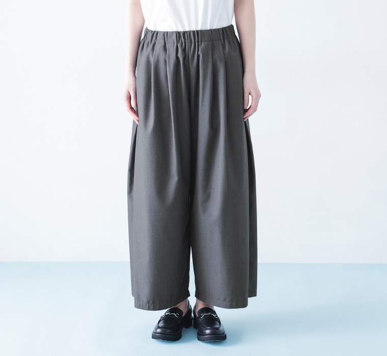 &yarn サイドタックワイドパンツ チャコール 下半身寄り前