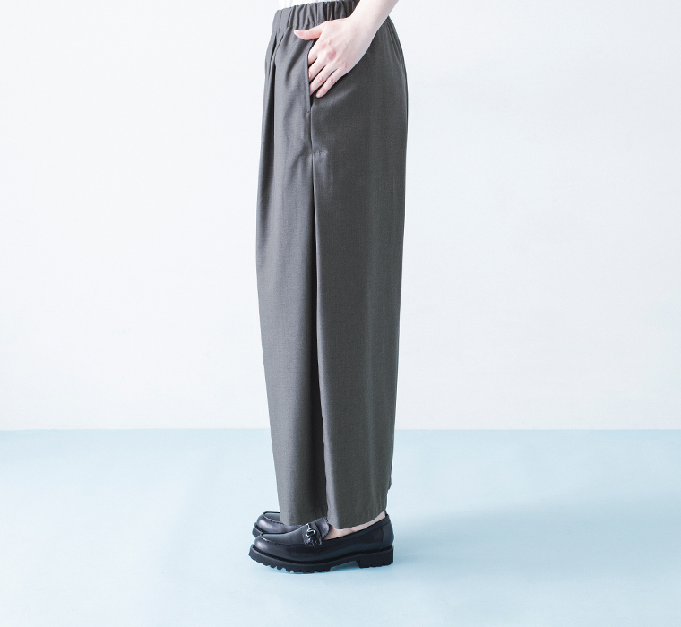 &yarn サイドタックワイドパンツ チャコール 下半身寄り後ろ