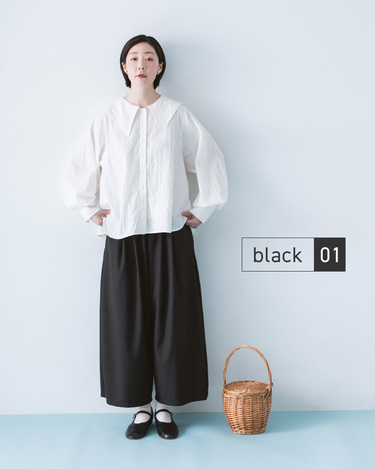 &yarn サイドタックワイドパンツ ブラック ホワイトブラウス合わせ 全身前