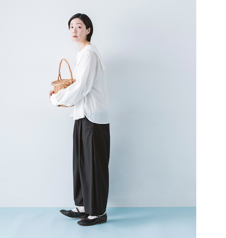 &yarn サイドタックワイドパンツ ブラック ホワイトブラウス合わせ 全身横