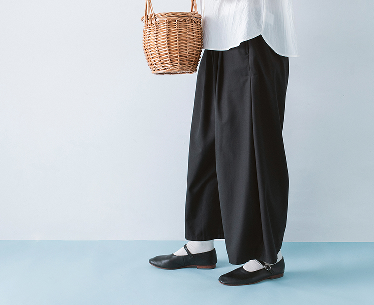 &yarn サイドタックワイドパンツ ブラック ホワイトブラウス合わせ 寄り横