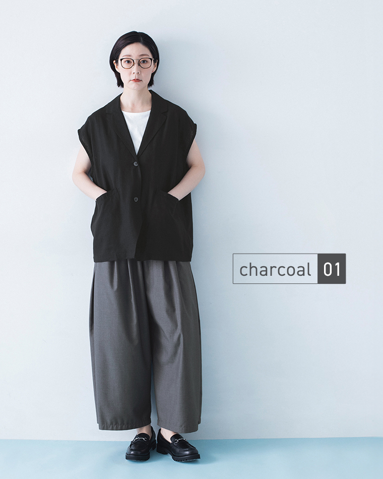 &yarn サイドタックワイドパンツ チャコール ベスト合わせ