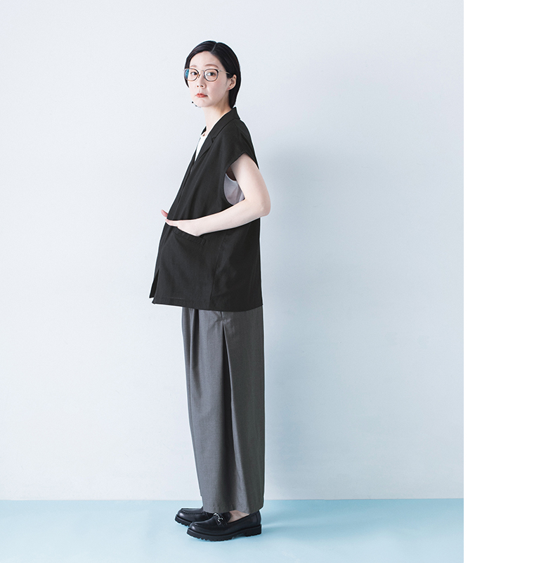 &yarn サイドタックワイドパンツ チャコール ベスト合わせ 全身横