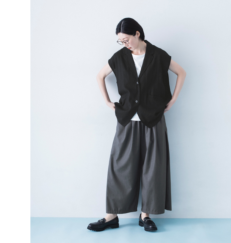 &yarn サイドタックワイドパンツ チャコール ベスト合わせ 全身前