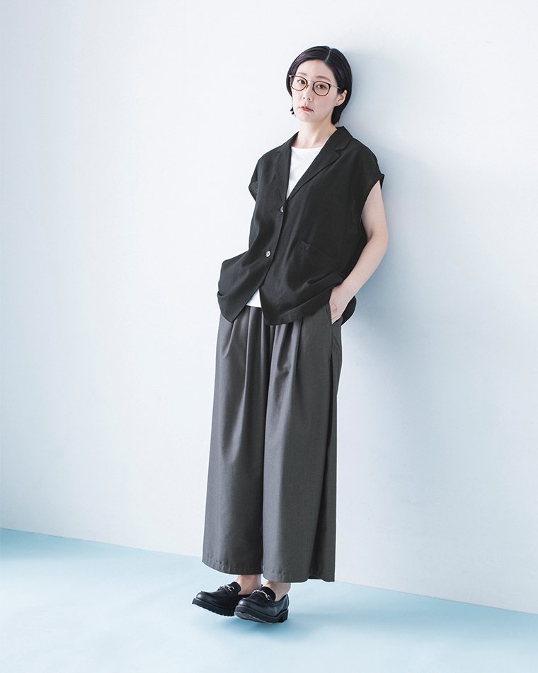 &yarn サイドタックワイドパンツ チャコール ベスト合わせ 全身斜め前