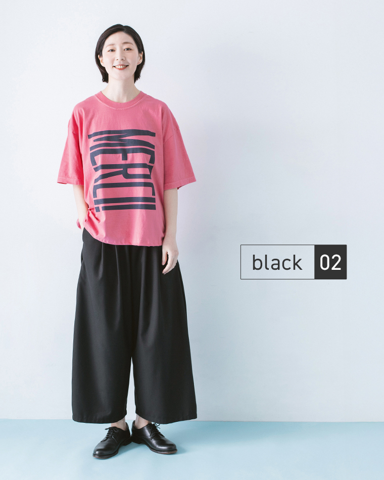 &yarn サイドタックワイドパンツ ブラック Tシャツ合わせ