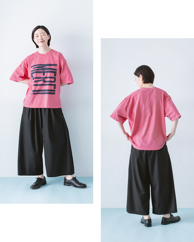 &yarn サイドタックワイドパンツ ブラック Tシャツ合わせ 全身前後