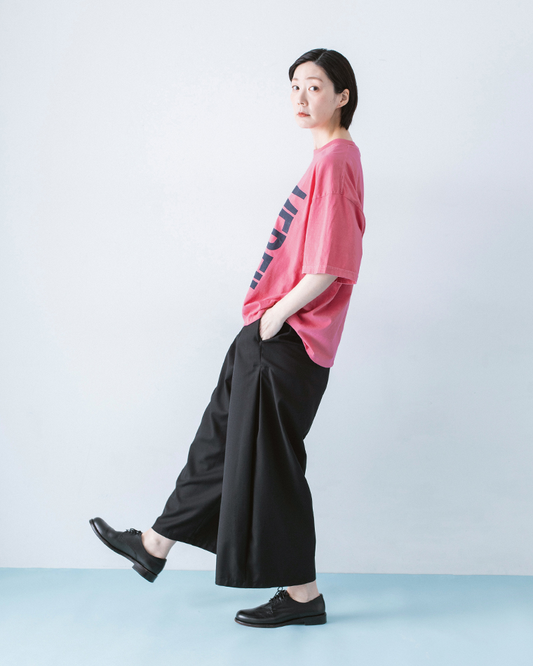 &yarn サイドタックワイドパンツ ブラック Tシャツ合わせ 全身横