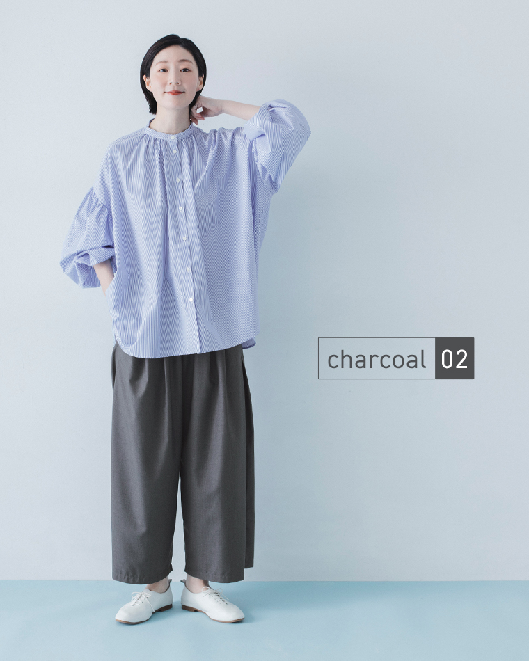 &yarn サイドタックワイドパンツ チャコール シャツ合わせ