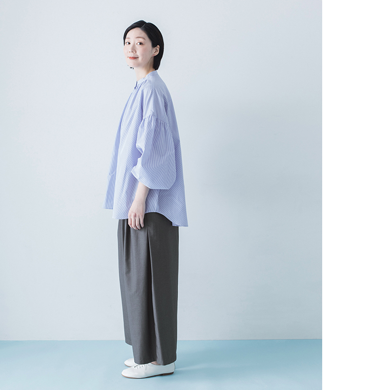 &yarn サイドタックワイドパンツ チャコール シャツ合わせ 全身横