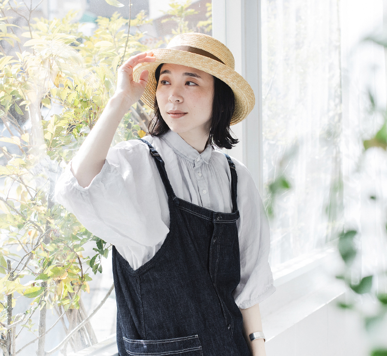 田中帽子店 リリーを被った上半身寄りカット