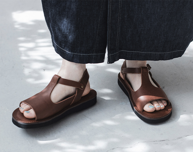 Organic handloom HOHENを履いた足元カット