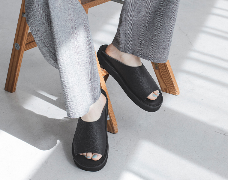 Organic handloom RICHTを履いた足元寄りカット