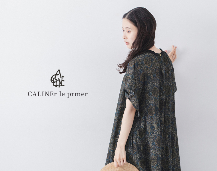CALINER アラベスク柄ボイルワンピースを着た女性モデル