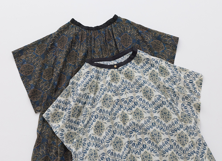 CALINER アラベスク柄ボイルワンピースの柄と胸元ディテール
