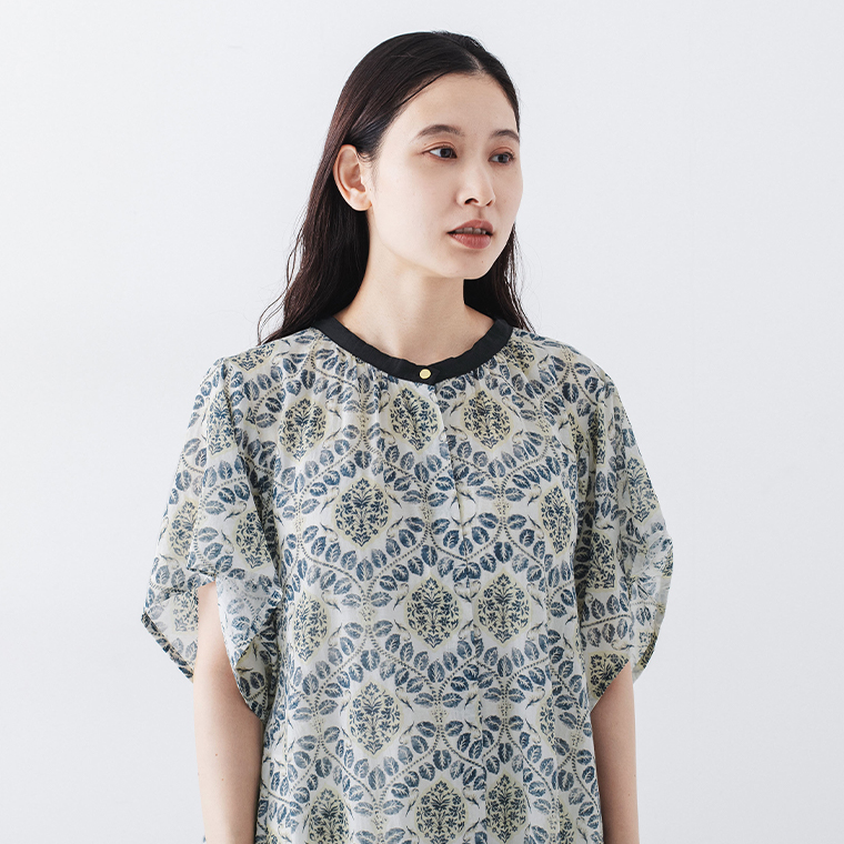 CALINER アラベスク柄ボイルワンピースのライトグレーの胸元と袖のディテール