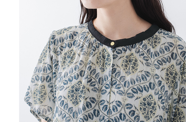CALINER アラベスク柄ボイルワンピースのライトグレーの首元ギャザーディテール