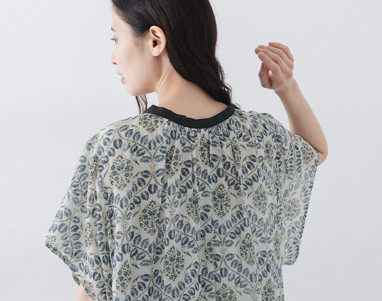 CALINER アラベスク柄ボイルワンピースのライトグレーの生地が広がるシルエット