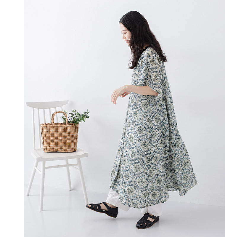 CALINER アラベスク柄ボイルワンピース ライトグレーの横向きコーディネート