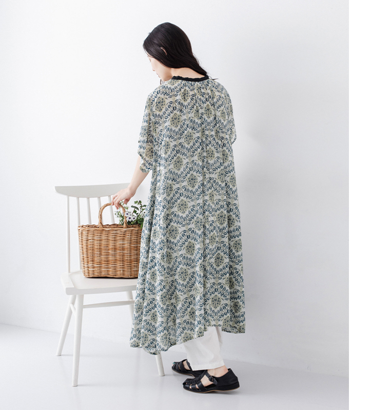 CALINER アラベスク柄ボイルワンピース ライトグレーの後ろ姿コーディネート