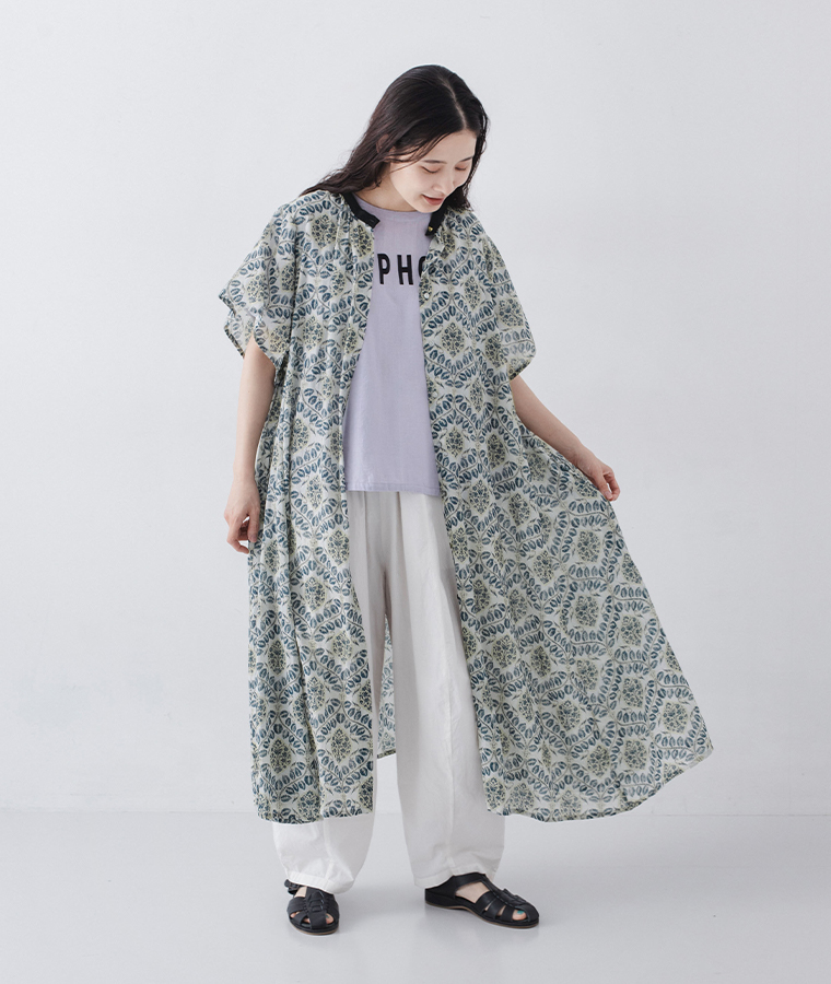 CALINER アラベスク柄ボイルワンピース ライトグレーを羽織りとして着たコーディネート