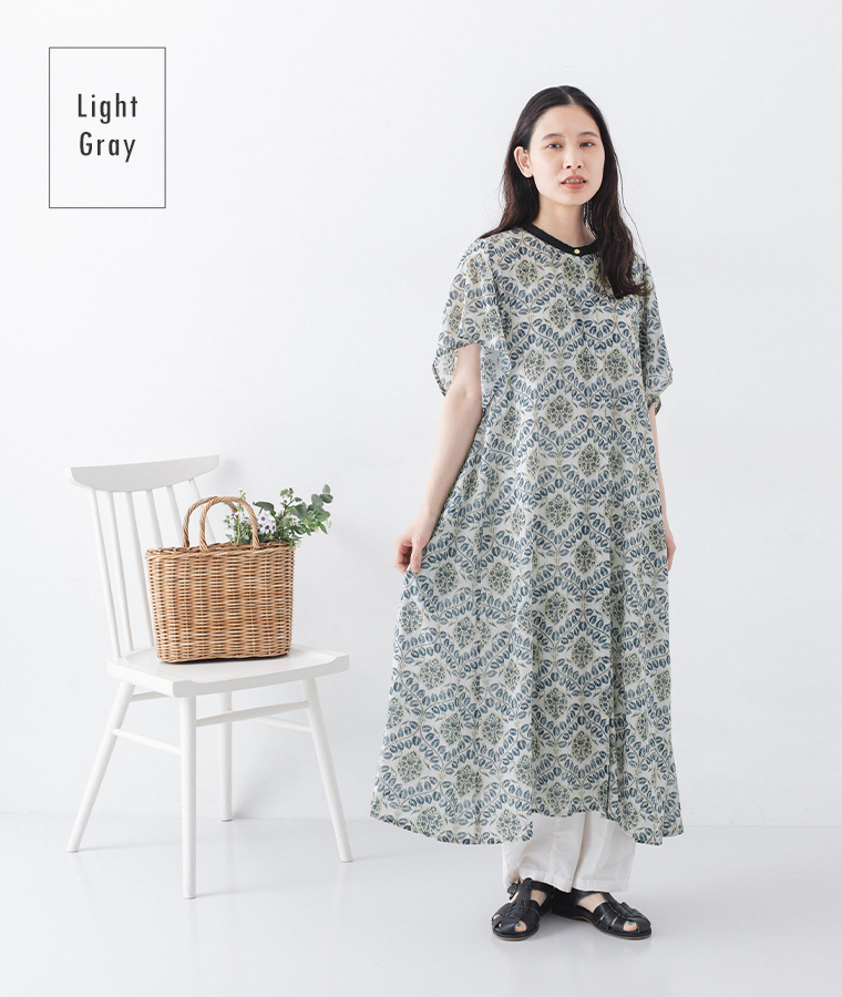 CALINER アラベスク柄ボイルワンピースのライトグレーに白いパンツを合わせたコーディネート