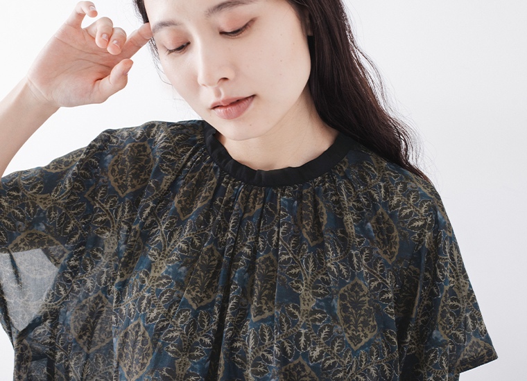 CALINER アラベスク柄ボイルワンピース ネイビーの後ろボタンと首元ディテール