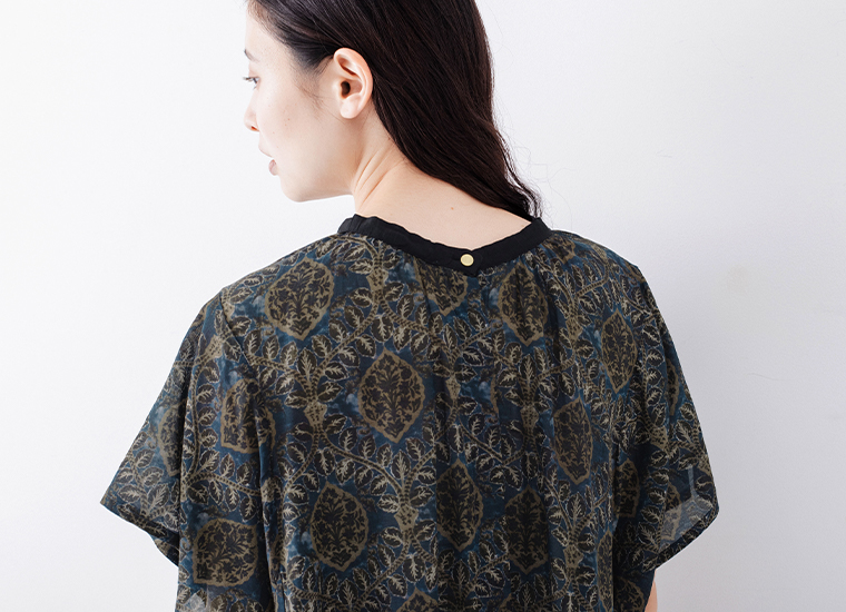 CALINER アラベスク柄ボイルワンピース ネイビーの首元ギャザーディテール