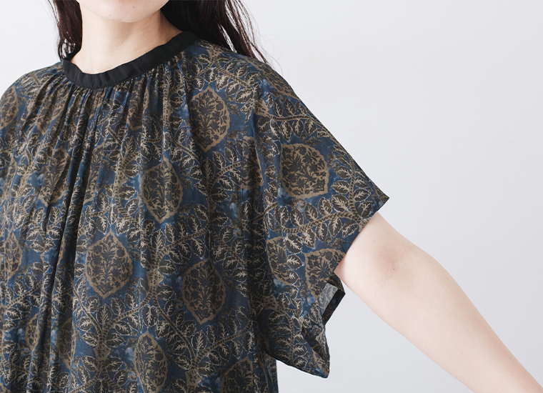 CALINER アラベスク柄ボイルワンピース ネイビーの袖と首元ディテール