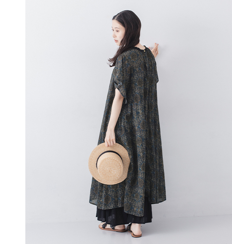 CALINER アラベスク柄ボイルワンピース ネイビーの後ろ姿と袖のフレアがわかるコーディネート