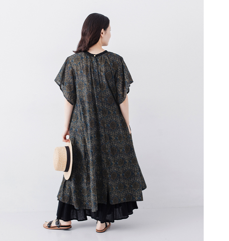 CALINER アラベスク柄ボイルワンピース ネイビーの後ろ姿コーディネート