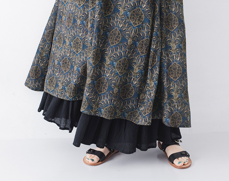 CALINER アラベスク柄ボイルワンピース ネイビーの裾と透け感のディテール