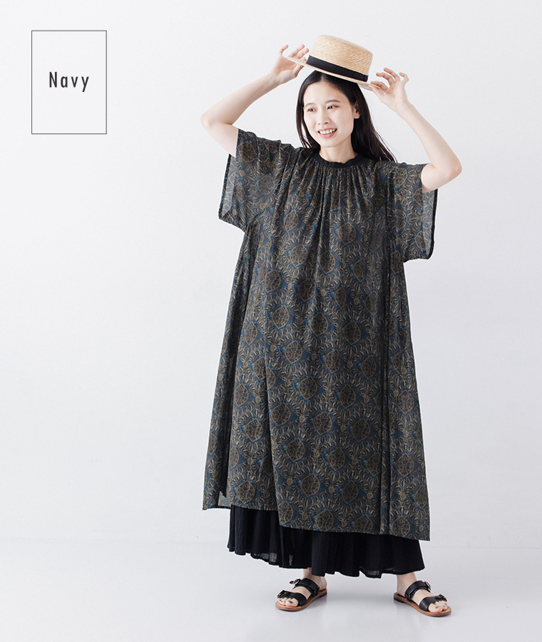CALINER アラベスク柄ボイルワンピースのネイビーを着た全身コーディネート