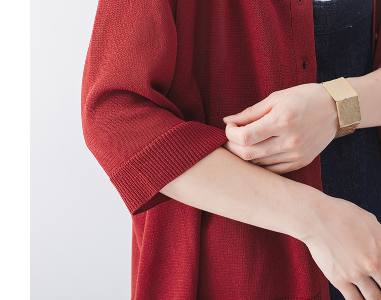 5分袖ニットカーディガン レッドの袖口のディテール