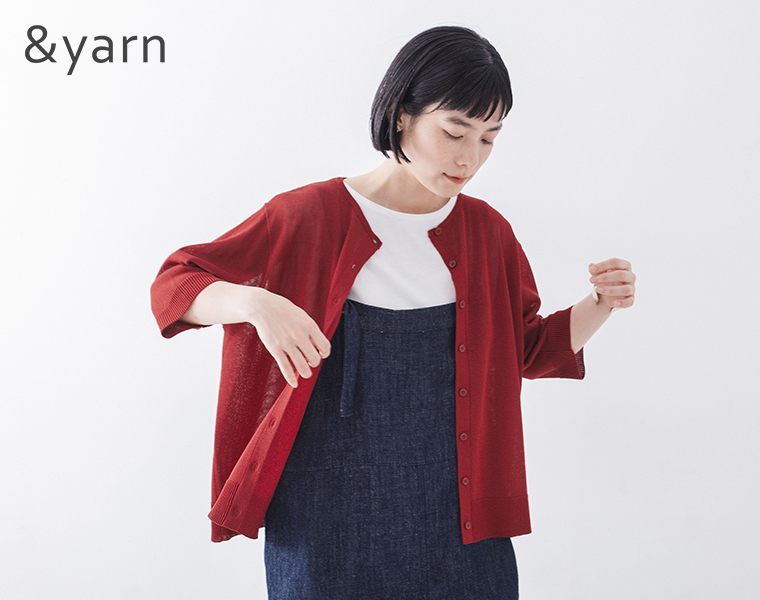 &yarnの5分袖ニットカーディガン レッドを着たモデルが前を見て腕を曲げている