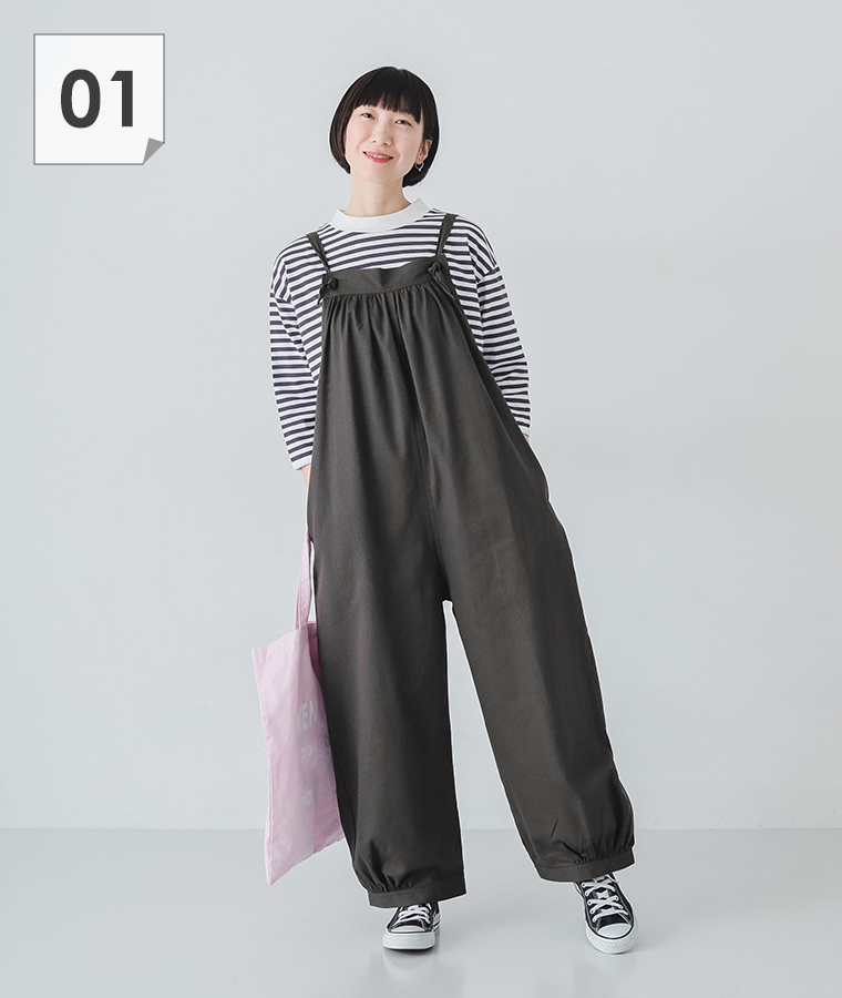 no jeanのごきげんになれるサロペットを着たモデルが正面で立っている