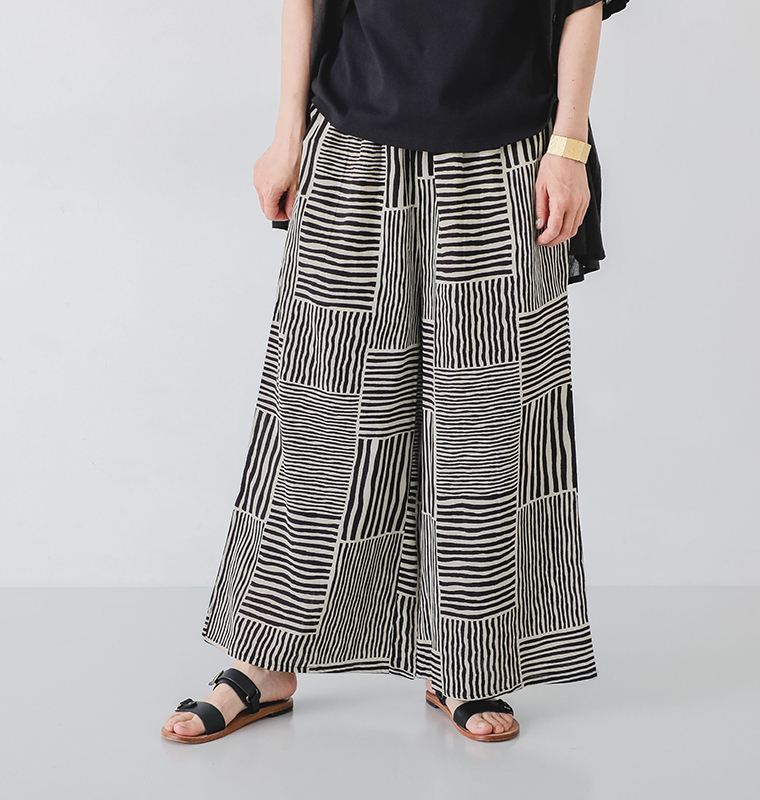 LITTLE MARKETのストライプパンツを着たモデルの正面の下半身