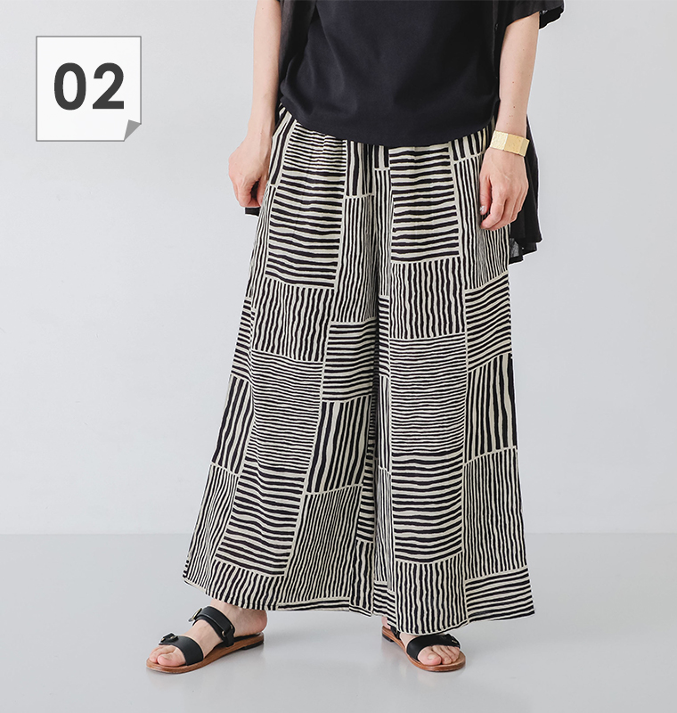 LITTLE MARKETのストライプパンツを着たモデルの正面の下半身