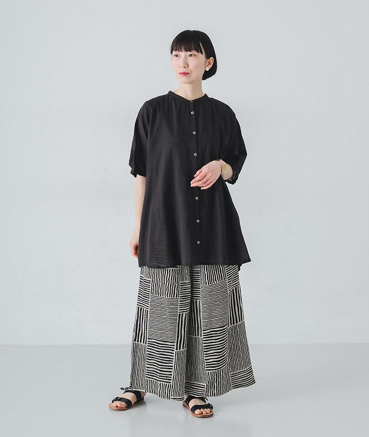 ストライプパンツを着たモデルが正面で立っている