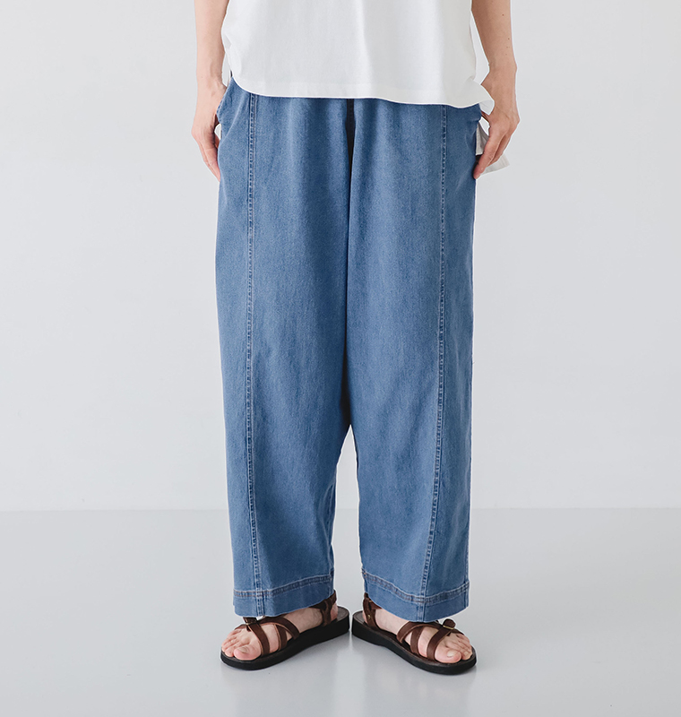 LUPILIENのひんやりデニムバレルレッグパンツを着たモデルの正面の下半身