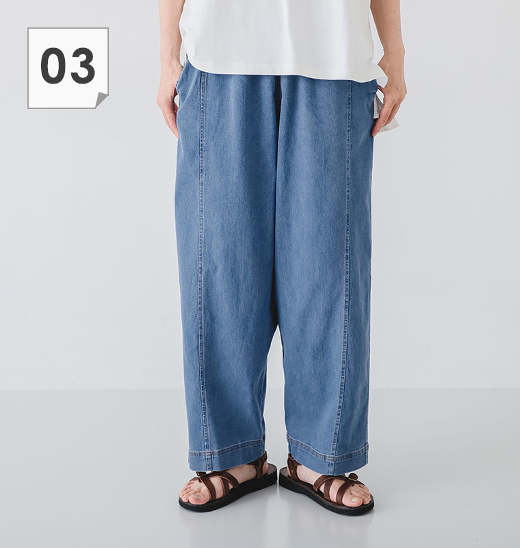 LUPILIENのひんやりデニムバレルレッグパンツを着たモデルの正面の下半身