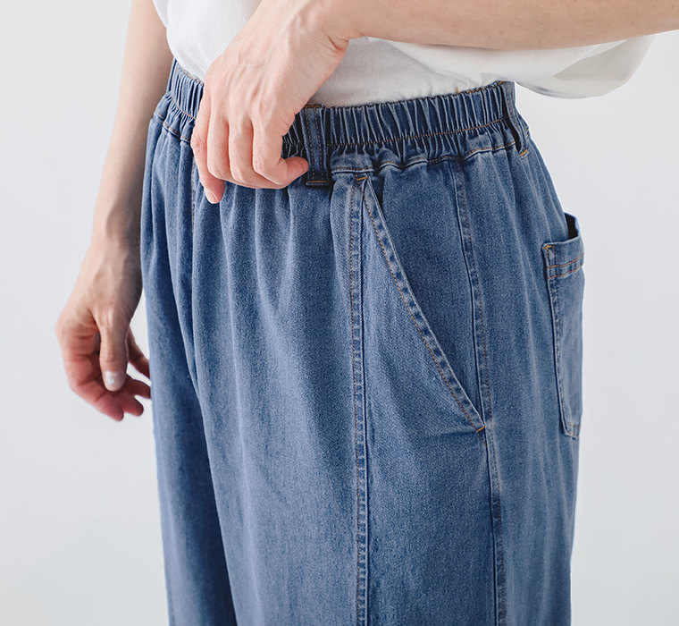 ひんやりデニムバレルレッグパンツのウエストとポケットのディテール