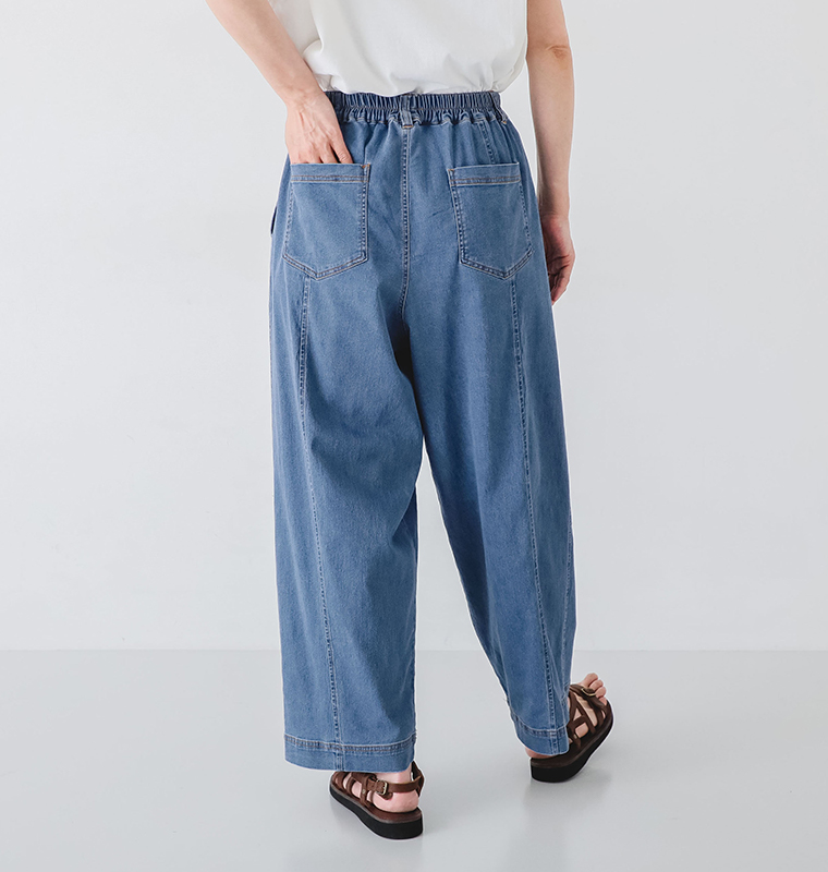 ひんやりデニムバレルレッグパンツを着たモデルの後ろ姿