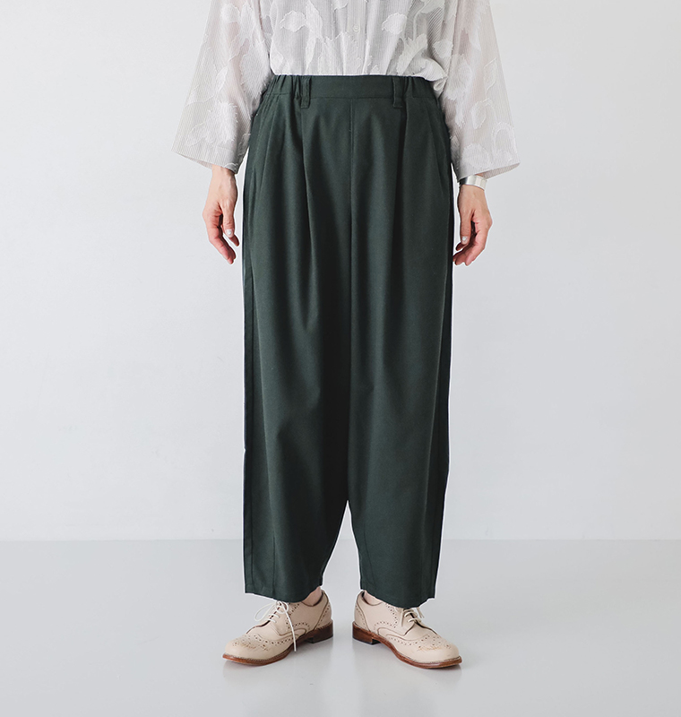 nodのコットンリネンサーカスパンツを着たモデルの正面の下半身