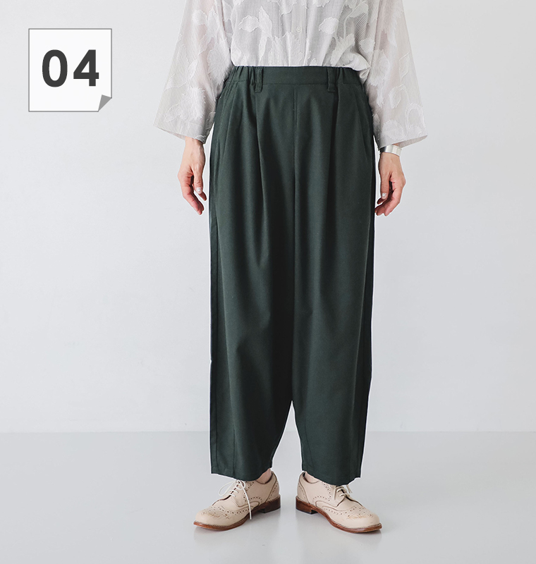 nodのコットンリネンサーカスパンツを着たモデルの正面の下半身