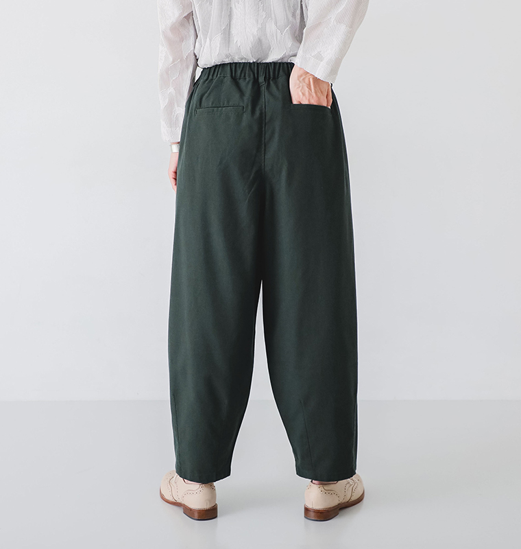 コットンリネンサーカスパンツを着たモデルの後ろ姿